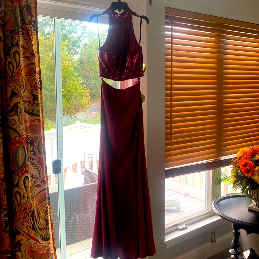 Selling a Windsor Burgundy 2-piece homecoming/prom dress, size 5 new with tags.